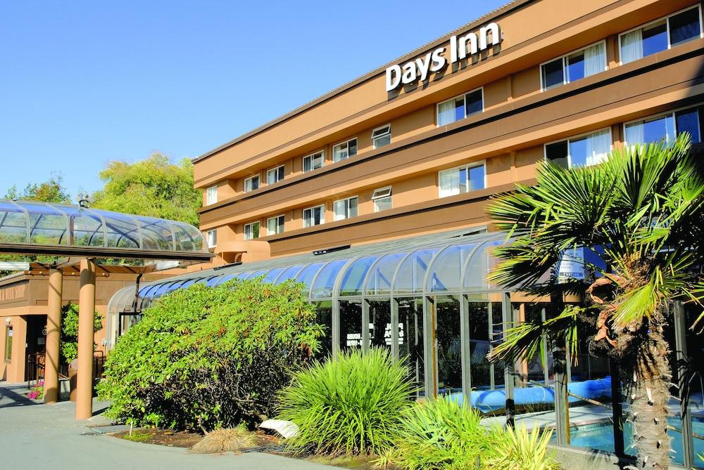 Days Inn By Wyndham Victoria On The Harbour Ngoại thất bức ảnh